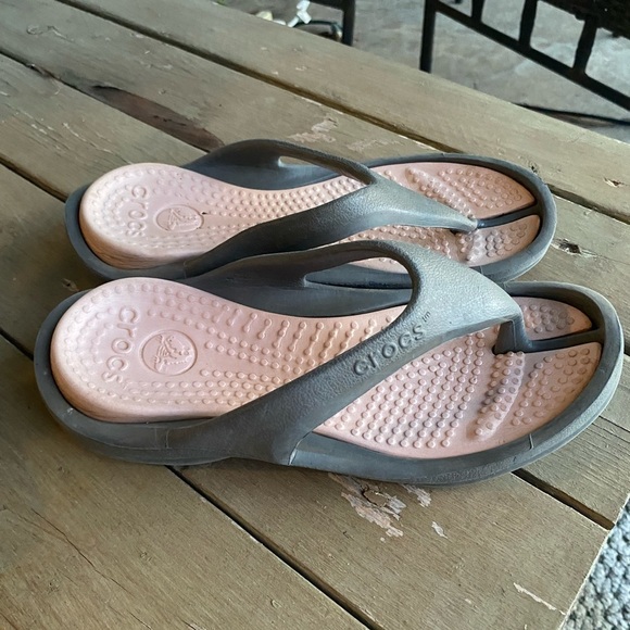 $19 clearance Crocs Flip Flop Sandals Women's 6 Pink Gray Slip On S16 - Picture 6 of 10
